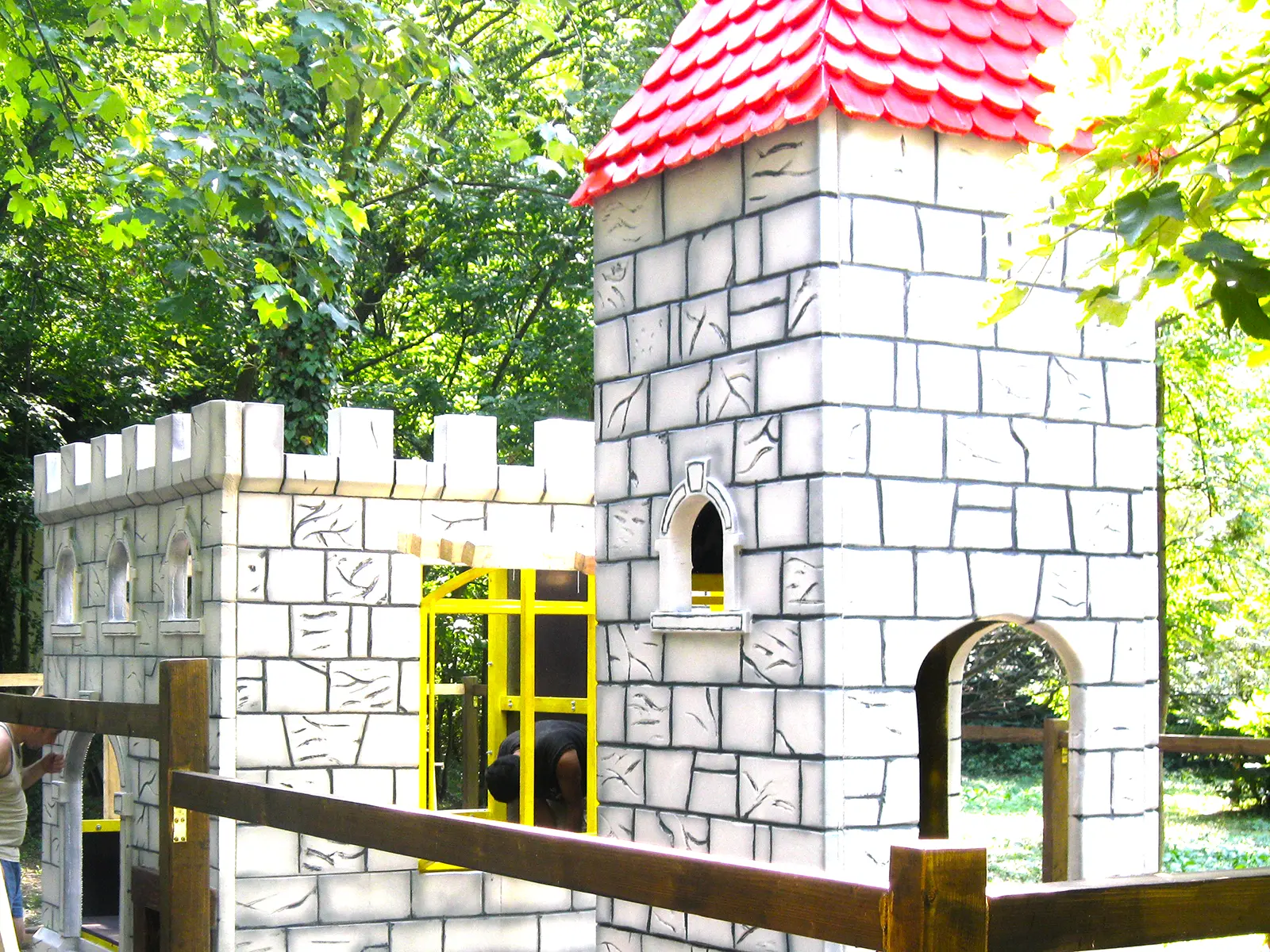 3D-Schloss-Spielplatz und Spielbereich im Freien für Kinder
